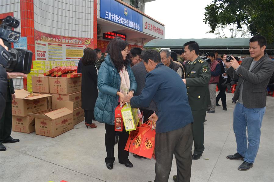 市编办牵头组织帮扶单位到挂点扶贫村开展迎新